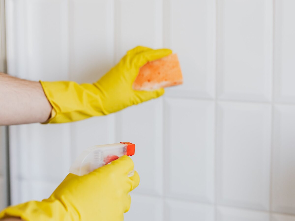 Witte tegels worden schoongemaakt